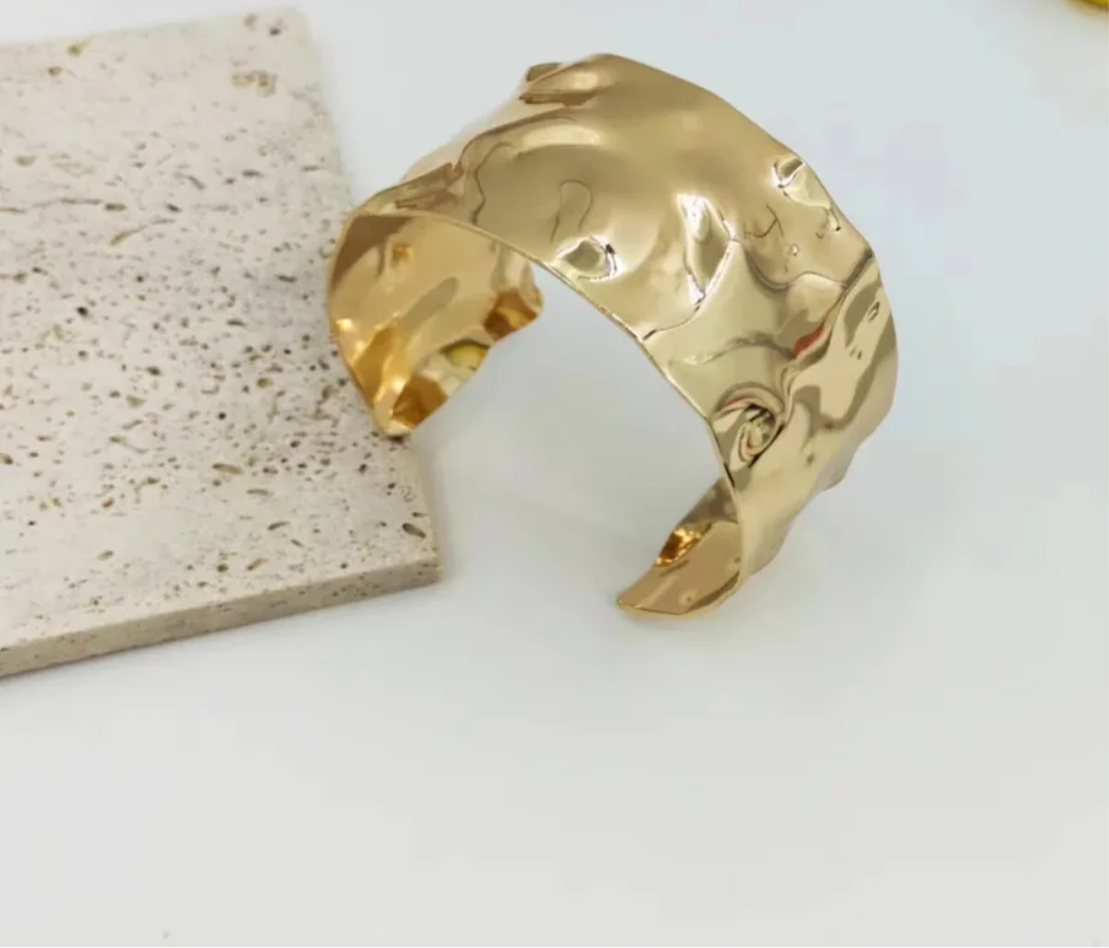 Moni Wavy Cuff Bracelet - Alais Branche